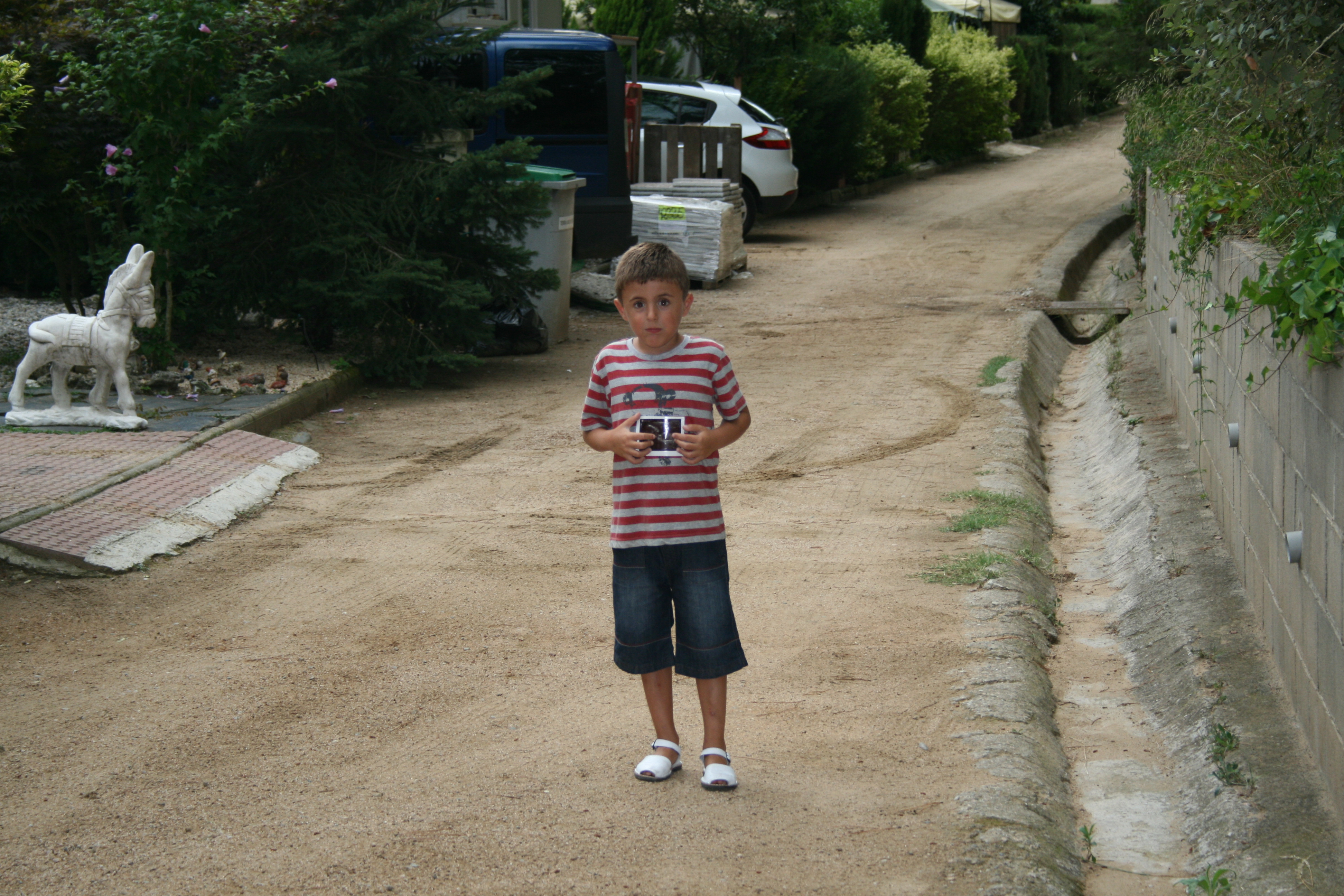 Joel de niño en una calle de tierra