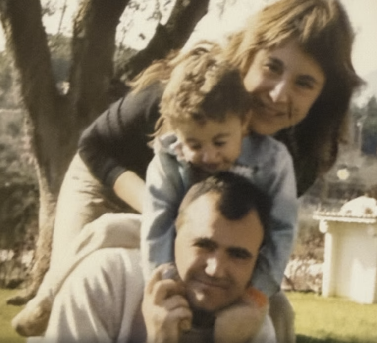 Joel de niño con sus padres en una foto familiar antigua